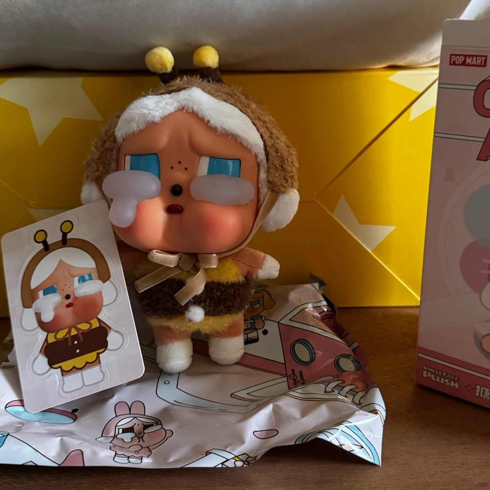 Crybaby Crying Again Series - I’ll Bring You A Flower Vinyl Face Plush - New/ope